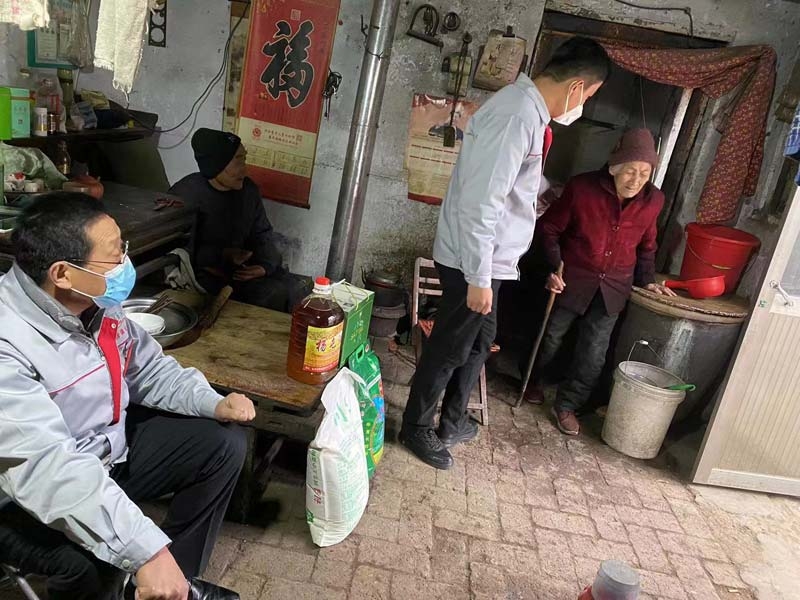 新春佳節(jié)來臨之際，甜源生物、綠田源高科公司領(lǐng)導(dǎo)走進特殊兒童學(xué)校、困難家庭，為他們送去了過年應(yīng)節(jié)物質(zhì)。