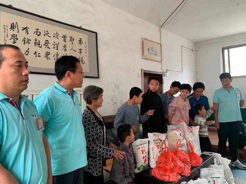在中秋國慶來臨之際，我公司各部門領(lǐng)導(dǎo)一行走訪困難家庭及特殊兒童學(xué)校，送溫暖。