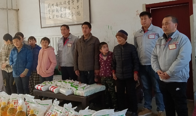 春節(jié)臨近公司領(lǐng)導(dǎo)前往特殊兒童教育學(xué)校探望在這里生活學(xué)習(xí)的孩子們，為他們帶去了米面油等生活必需品。